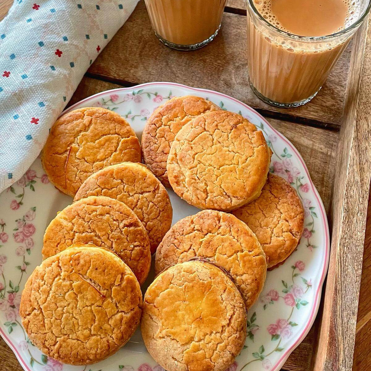 crunchy tea biscuit